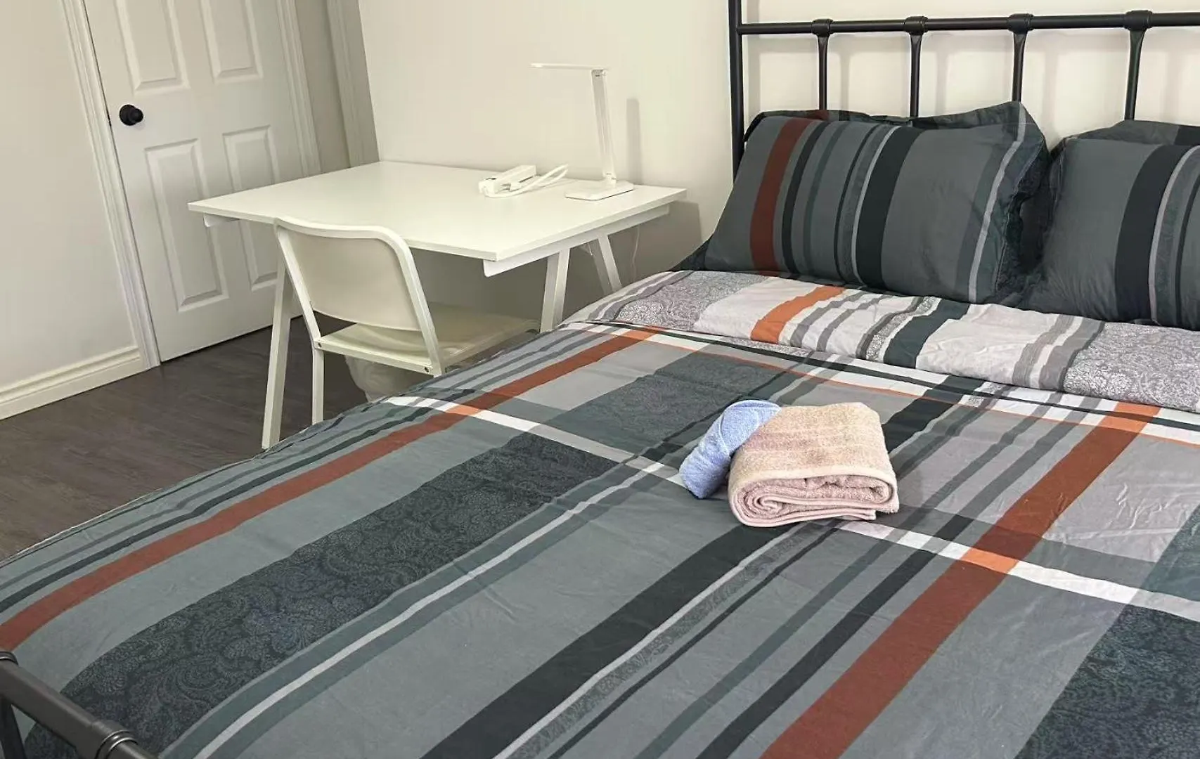 Guest house Cozy Quiet Budget Bedroom In Quiet House Business Ready Toronto